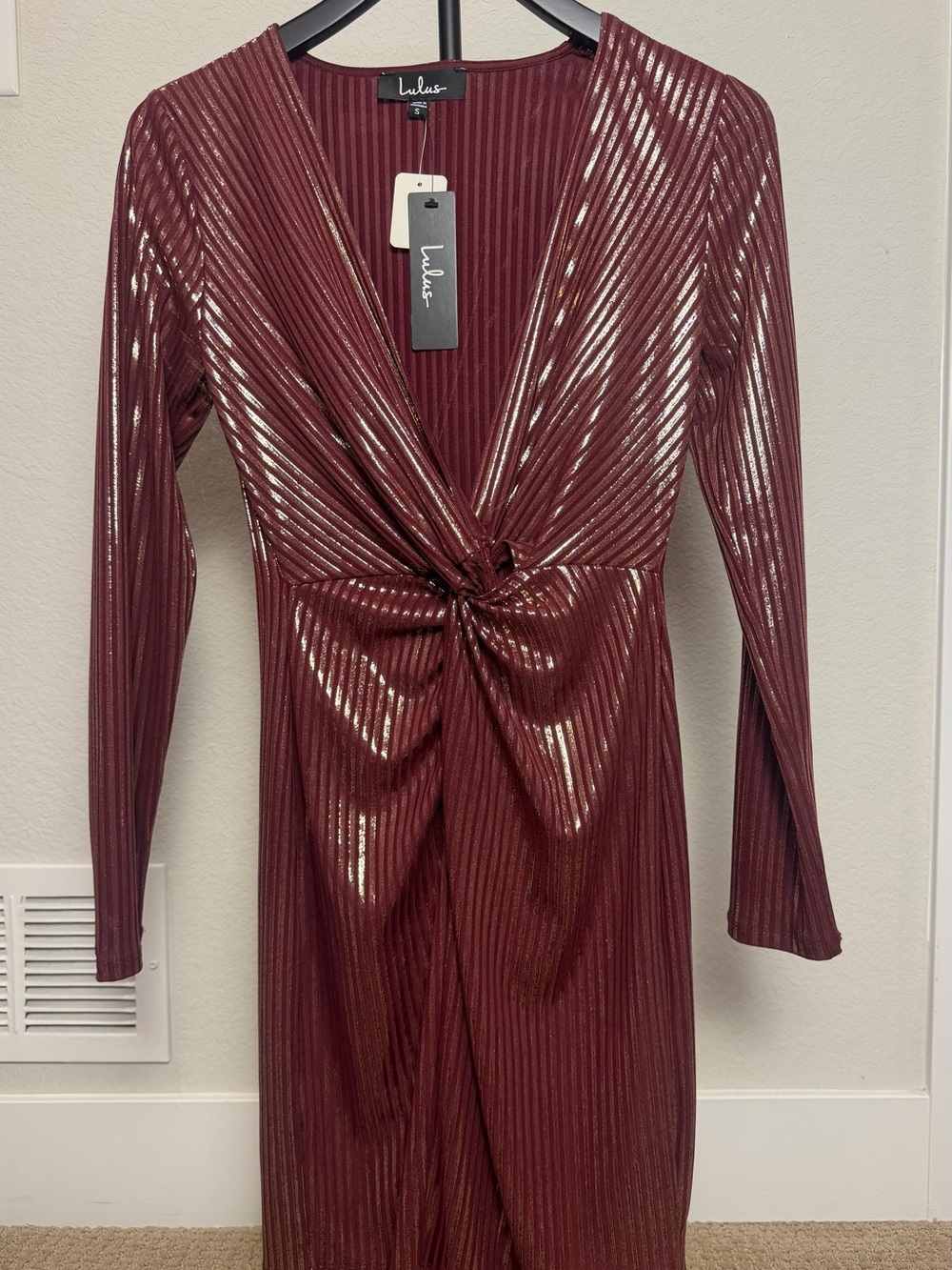 Lulu’s Dress Size Small Burgundy and Gold metallic - Picture 1 of 6